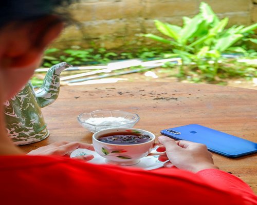 Momen istirahat dengan secangkir teh